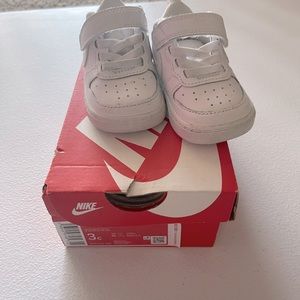 BABY WHITE NIKE SNEAKERS